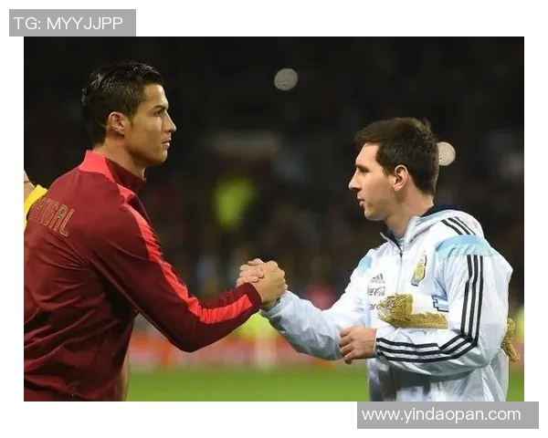 外国足球明星同框合影展现友谊与竞技精神的精彩瞬间