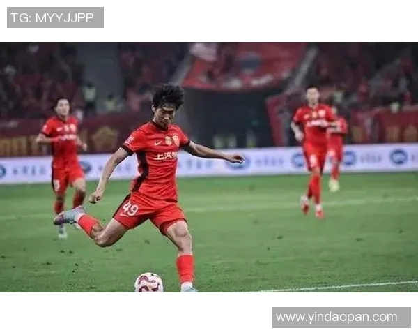 年轻球员逆袭足球明星展现实力与自信引发赛场新风潮